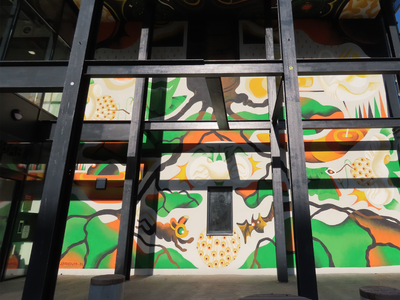 912246 Afbeelding van een deel van de muurschildering van 'atelier jamienee' uit 2024 bij de ingang van het gebouw ...